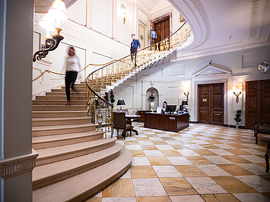 Empfangsbereich der Sprachschule in Boston mit Treppe und Rezeption