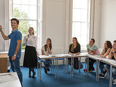 Englischunterricht an der Kaplan Sprachschule Dublin mit motivierten Sprachschülern