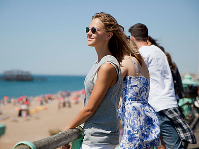 Teilnehmerin einer Englisch Sprachreise genießt den Blick auf den Strand von Brighton