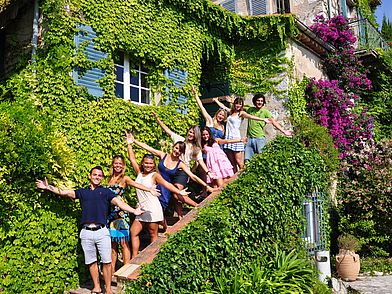 Gruppenfoto vorm 2. Schulgebäude in Antibes, "Le Chateau"
