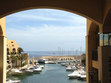Blick über den Hafen von St. Julians, Englisch Sprachreisen für Schüler Malta