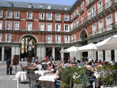 Straßencafés auf großen Plätzen, Spanisch Sprachreisen für Schüler