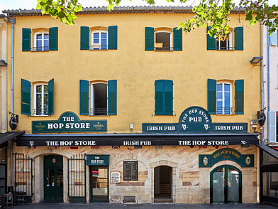 Außenansicht der zentral gelegenen Französisch Sprachschule in der Altstadt von Antibes