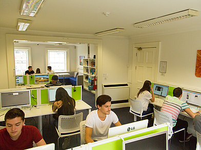 Moderne Computerarbeitsplätze für Sprachschüler an der Kaplan Sprachschule Dublin