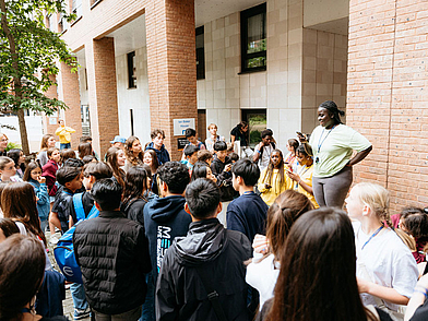 Jugendliche Teilnehmer versammeln sich vor dem Campus der St. Giles Sprachschule in London.