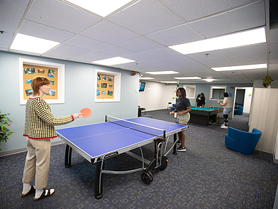 Freizeitbereich der Sprachschule Kings Boston mit Tischtennis und Billard