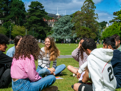 Schüler der Bayswater Bournemouth Sprachschule entspannen und lernen gemeinsam im Park