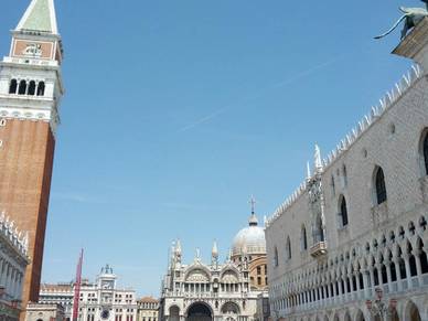 Markusplatz und blauer Himmel, Italienisch Sprachreisen für Erwachsene