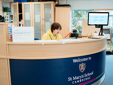 Empfangsbereich der Sprachschule St Giles Cambridge mit Mitarbeiter am Schreibtisch
