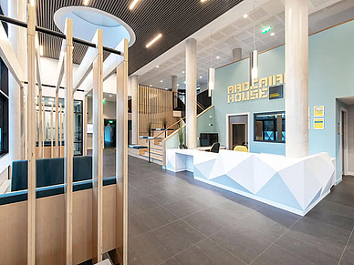 Stilvoller Empfangsbereich der Residenz in Dublin mit moderner Rezeption und großzügigem Design
