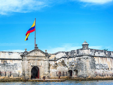Historische Festung mit wehender Flagge in Cartagena, die Sprachreisen nach Kolumbien so einzigartig macht.