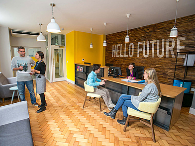 Moderne Rezeption der Sprachschule in Cambridge, erster Anlaufpunkt für deine Englisch Sprachreise und persönliche Betreuung vor Ort