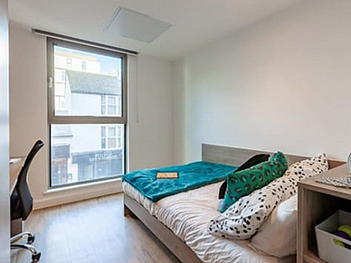 Zimmer mit Schreibtisch, Kleiderschrank und Stauraum für deine Sprachreise Englisch