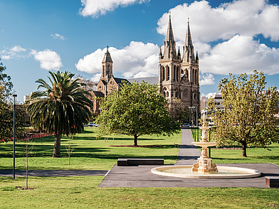Blick auf die St. Peter’s Cathedral in Adelaide mit Parkanlage – kulturelles Highlight während einer Englisch Sprachreise nach Australien.