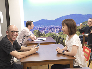 Sprachschüler bei Gesprächsübung in der Lounge – Japanisch praxisnah anwenden