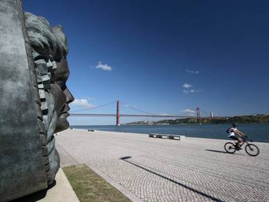 Blick auf die Ponte 25 de Abril Brücke, Portugiesisch Sprachreisen für Erwachsene Portugal