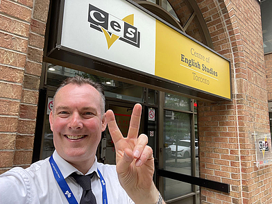 Fröhlicher Schuldirektor der Sprachschule CES Toronto bei deiner Englisch Sprachreise in Kanada