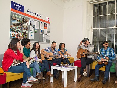 Sprachschüler musizieren gemeinsam im Gemeinschaftsraum der Kaplan Sprachschule Dublin