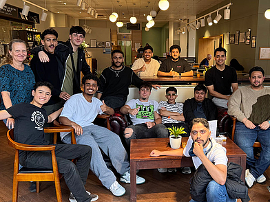 Internationale Sprachschüler der Glasgow School of English bei gemeinsamer Aktivität im Café
