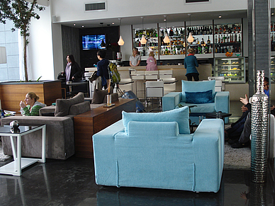 Lobby des Hotels, Business English in St. Julians