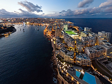 Abendliche Luftaufnahme von Sliema auf Malta – moderne Skyline und Küstenpromenade bei NachtBlick auf historische Festungsanlage und Küste bei Sliema auf Malta – Ausflug während der Sprachreise