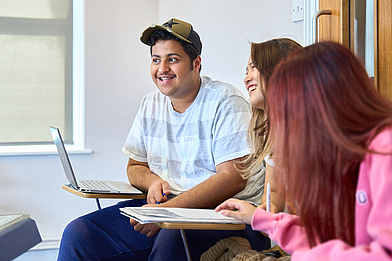 Entspannte Lernatmosphäre mit Gruppenarbeit, ideal um Englisch im Rahmen deiner Sprachreise zu üben