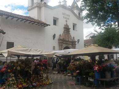 Blumenmarkt vor dem Kloster, Spanisch Sprachreisen für Erwachsene