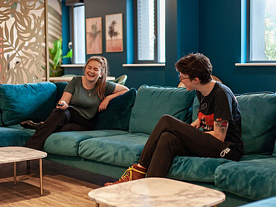 Schüler der Residenz in Bournemouth entspannen im modernen Lounge-Bereich