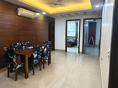 Apartment in Neu-Delhi mit Essbereich und modernem Wohnraum für Teilnehmer einer Sprachreise.