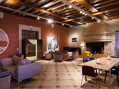 Elegante Kamin-Lounge als exklusiver Rückzugsort für intensive Business-Englisch-Sprachreisen