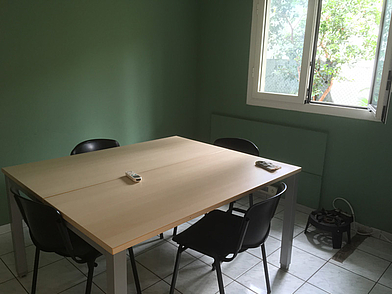 Kleines Klassenzimmer der Sprachschule DP Langues in Saint Paul, geeignet für intensiven Französischunterricht in kleinen Gruppen während einer Sprachreise.