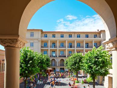 Schulhof, Französisch Sprachschule Cannes für Schüler