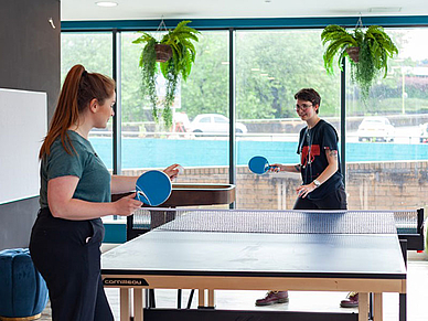 Schüler spielen Tischtennis im Freizeitbereich der Sommerresidenz in Bournemouth