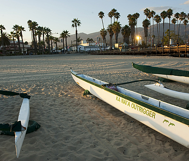 Kanus am Strand von Santa Monica, Englisch Sprachreisen für Erwachsene