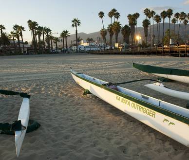 Kanus am Strand von Santa Monica, Englisch Sprachreisen für Erwachsene
