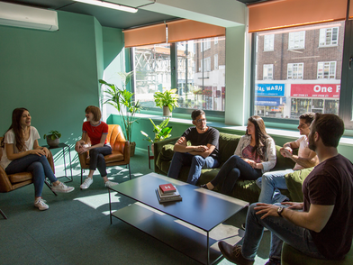 Heller Gemeinschaftsraum der Bayswater London Sprachschule mit Sofa und internationalen Schülern