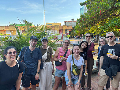 Studentengruppe bei einem Ausflug in Cartagena, kombiniert Sprachreise und gemeinsame Freizeitaktivitäten in der Küstenstadt.