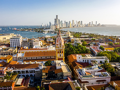 Blick über die Altstadt von Cartagena mit Kathedrale und Skyline am Meer – ein Highlight jeder Sprachreise nach Kolumbien.