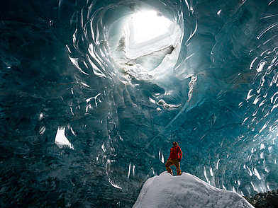 Besuch einer eisblauen Gletscherhöhle als Abenteuer während einer Sprachreise nach Kanada