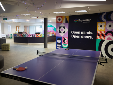 Moderner Aufenthaltsbereich der Bayswater Bournemouth Sprachschule mit Tischtennis und Empfang