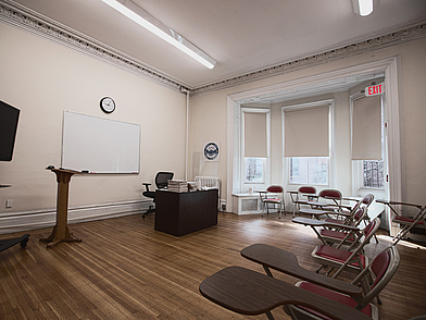 Helles Klassenzimmer der Sprachschule Kings in Boston für Englischunterricht