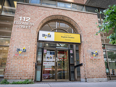 Sprachschule in Toronto Eingang des Centre of English Studies für deine Sprachreise Englisch lernen