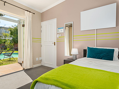Gemütliches Schlafzimmer mit direktem Zugang zum Garten und Poolbereich