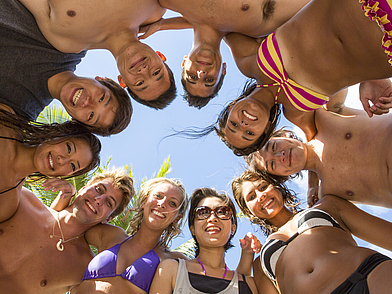 Internationale Sprachschüler genießen Freizeit am Strand – Englisch lernen und Sonne tanken in Hawaii