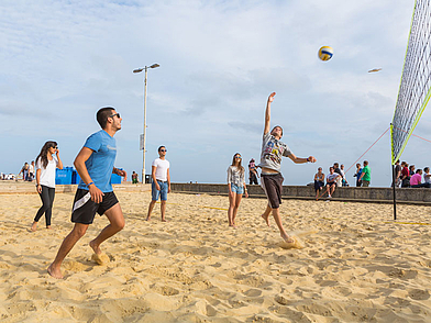 Sprachschüler spielen Beachvolleyball während einer Englisch Sprachreise in England