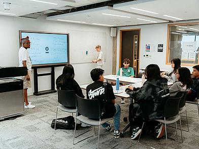 Englischunterricht für Schüler in London mit interaktiver Tafel und aktiver Beteiligung.