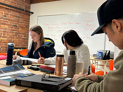 Englischunterricht in Vancouver internationale Studierende lernen gemeinsam im Sprachkurs in Kanada