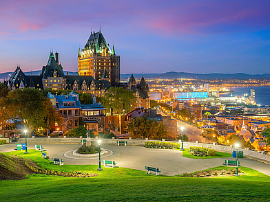 Beleuchtete Skyline von Montréal bei Nacht mit Blick auf das Château Frontenac – eindrucksvolle Kulisse für eine unvergessliche Französisch Sprachreise.