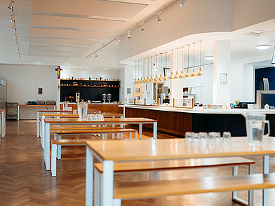 Speisesaal der Sprachschule St Giles Cambridge mit langen Holztischen und Buffetbereich