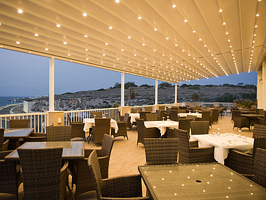 Essensbereich draußen, Hotel Salini, Malta - Englisch Sprachreisen